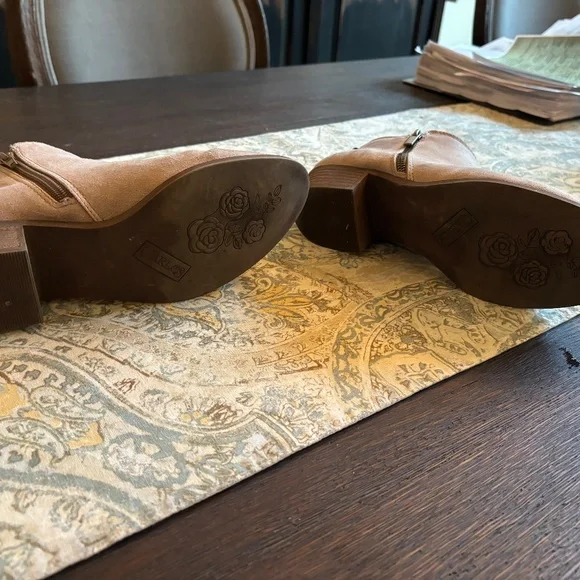 Ankle Booties - Carlos Santana - Tan Suede - SZ. 9 - Picture 5 of 8